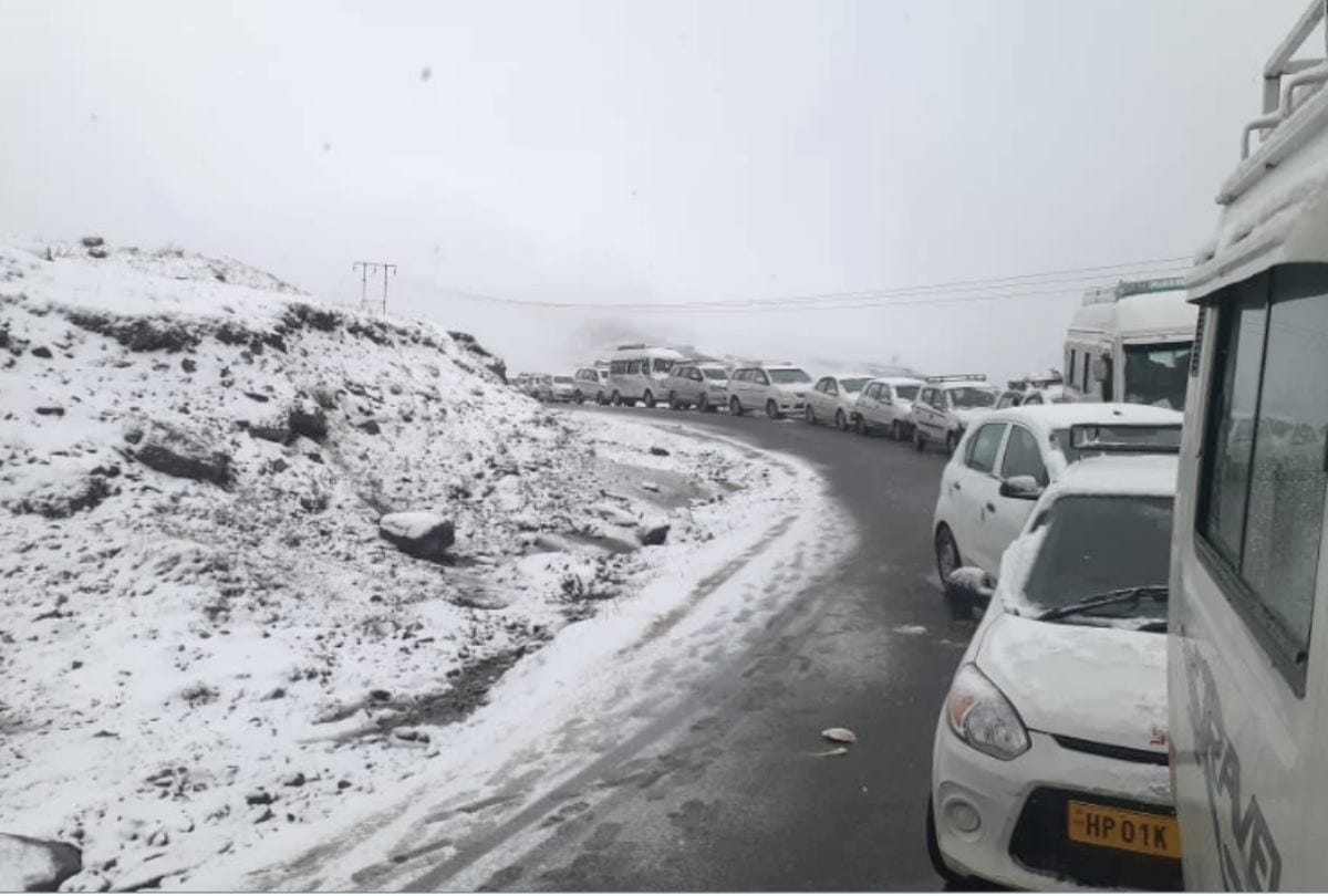 tourist vehicles trapped in Snowfall at rohtang