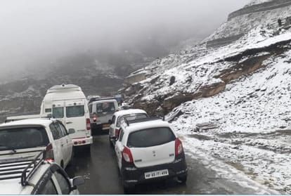 tourist vehicles trapped in Snowfall at rohtang