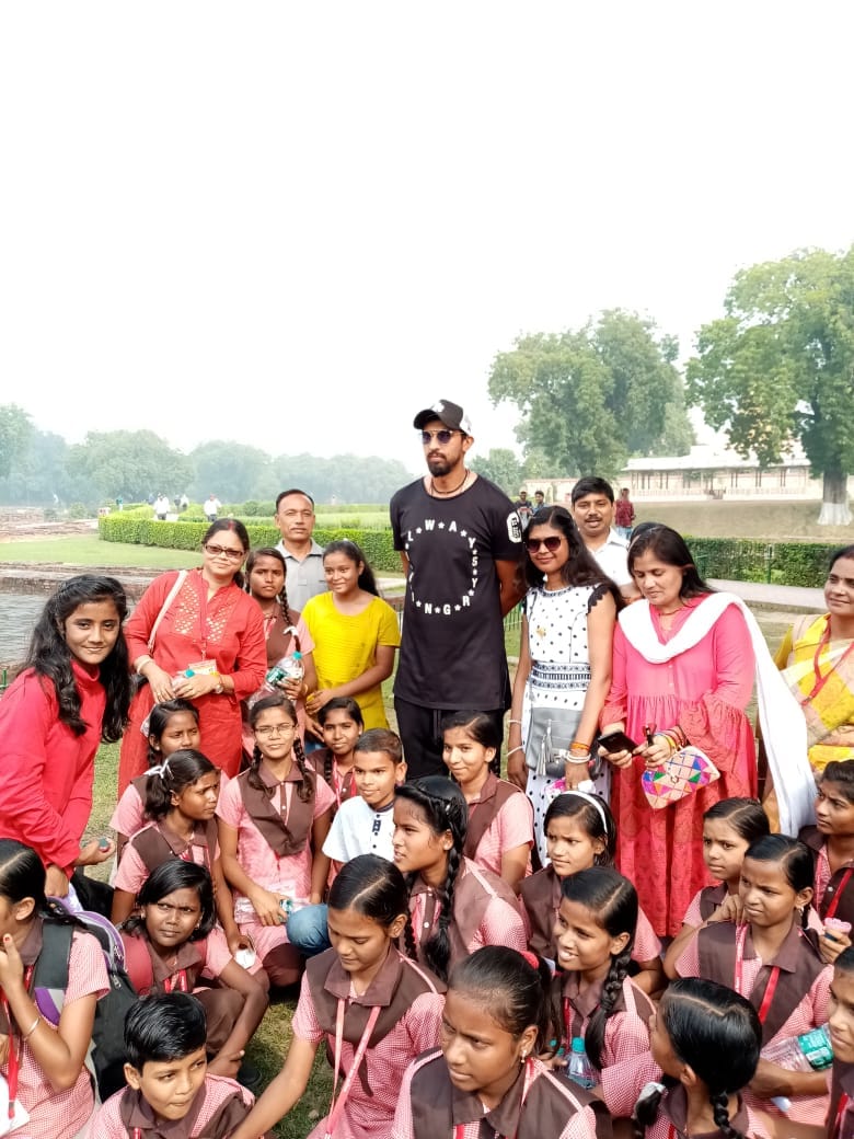 Cricketer Ishant Sharma reached Sarnath with family