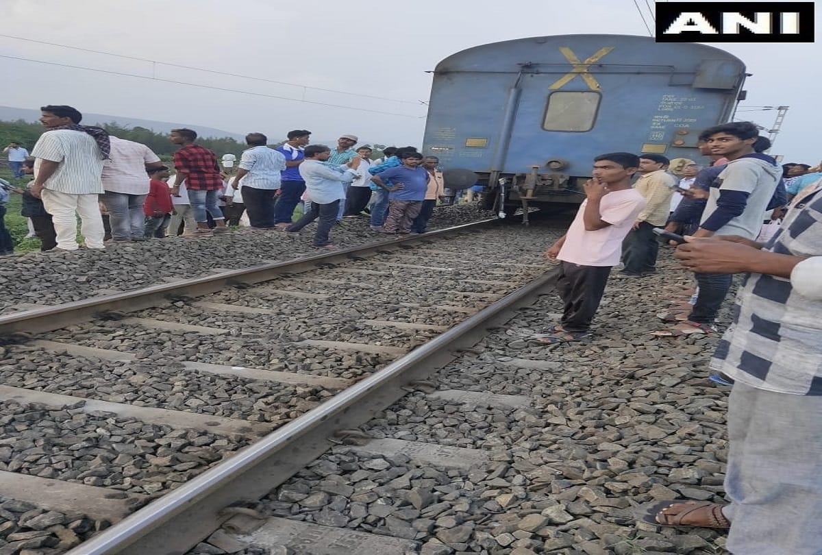 Eight coaches of Visakha Express separated in odisha, no injured