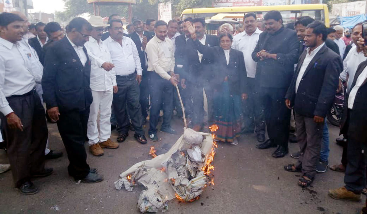 Advocates protest on Delhi highway against Delhi Police