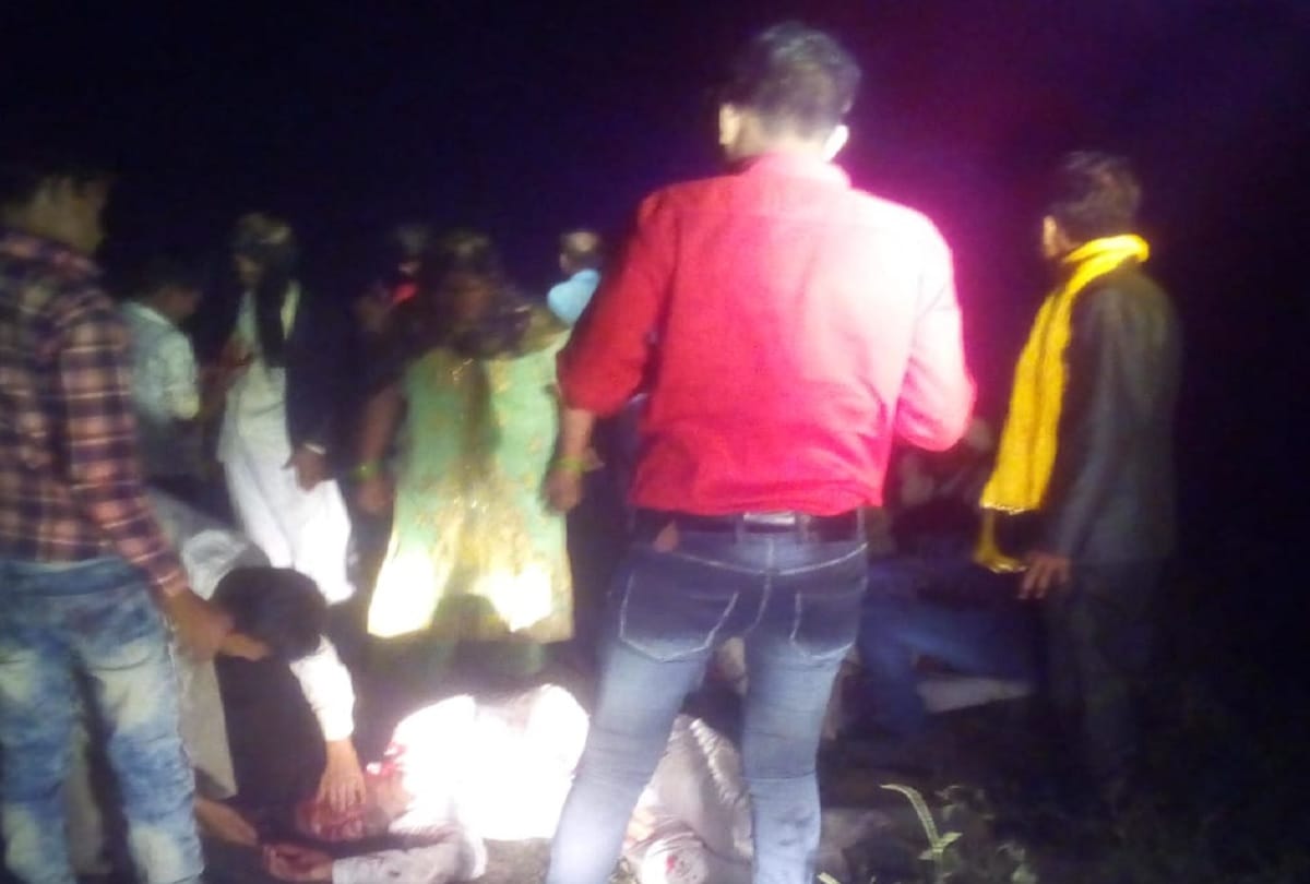 Bus overturned in ghatampur injuring 20 people 