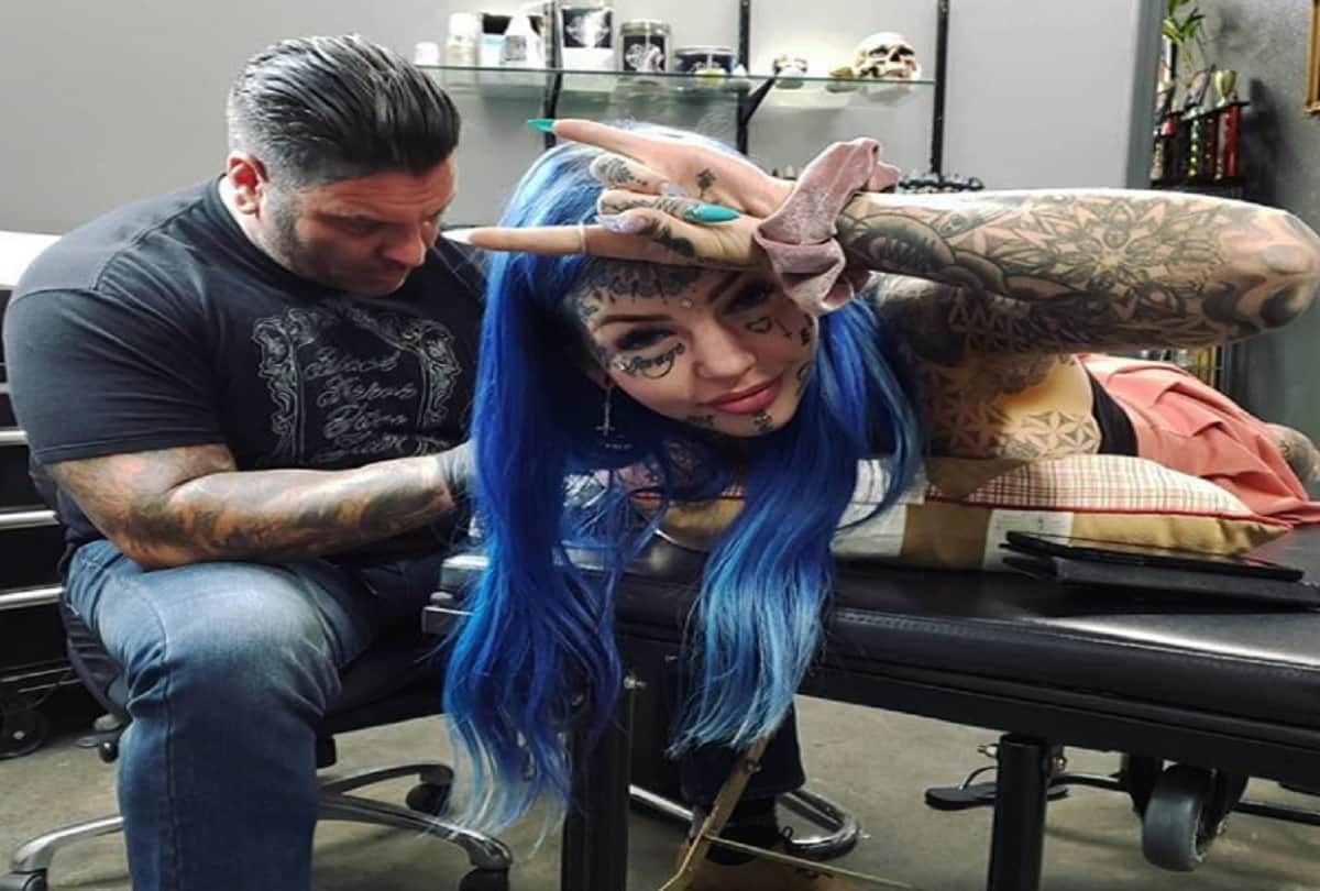 Dragon girl goes blind for three weeks after getting excruciating blue tattoos on her eyeballs