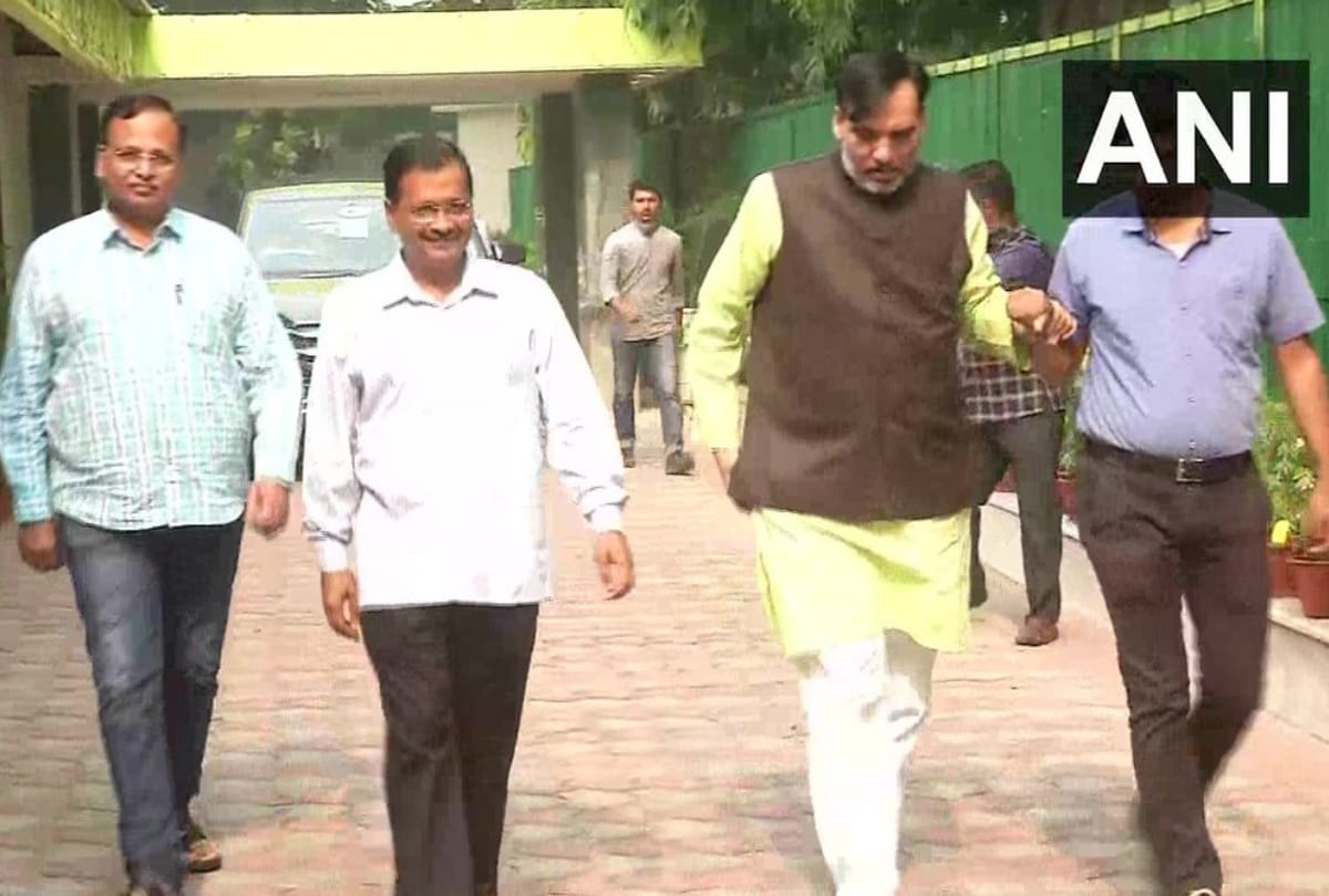 odd even scheme 2019 CM kejriwal pools car with ministers manish sisodia opts cycle