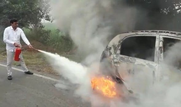 bijrol ke paas caar mein lagi aag