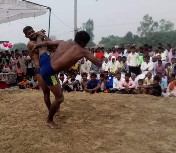 Amarjeet of Azamgarh defeated Ballia in wrestling
