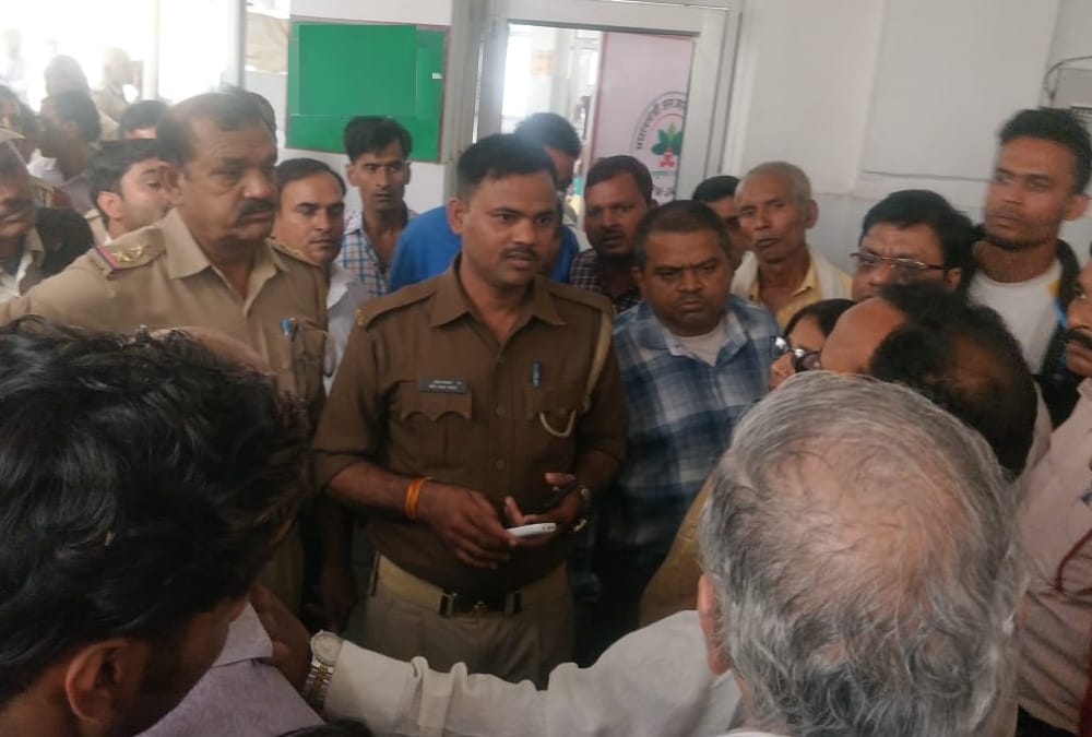 A man beats a technician in Balrampur district hospital.