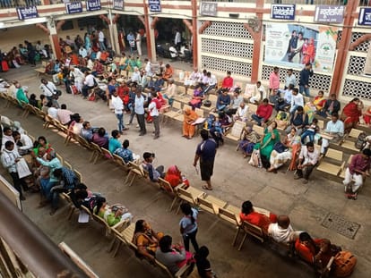 Varanasi: बदलते मौसम का मिजाज सेहत पर डाल रहा भारी असर, बरतें ये जरूरी सावधानियां Changing weather patterns are having huge impact on health take these important precautions