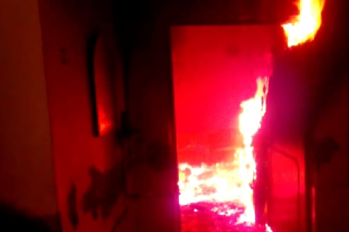 Meerut: Father locked three children in the house and fire, police saved four life