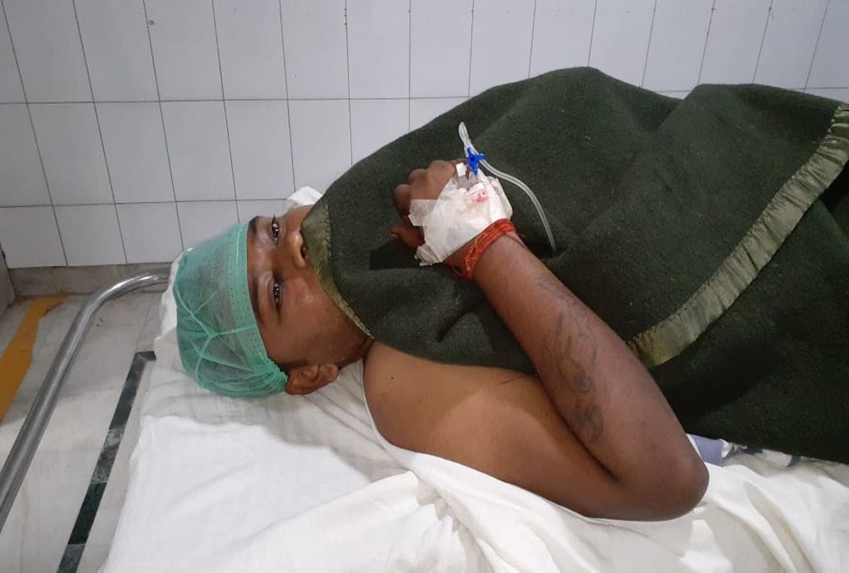 UP police officer save injured man life by blood donate in agra