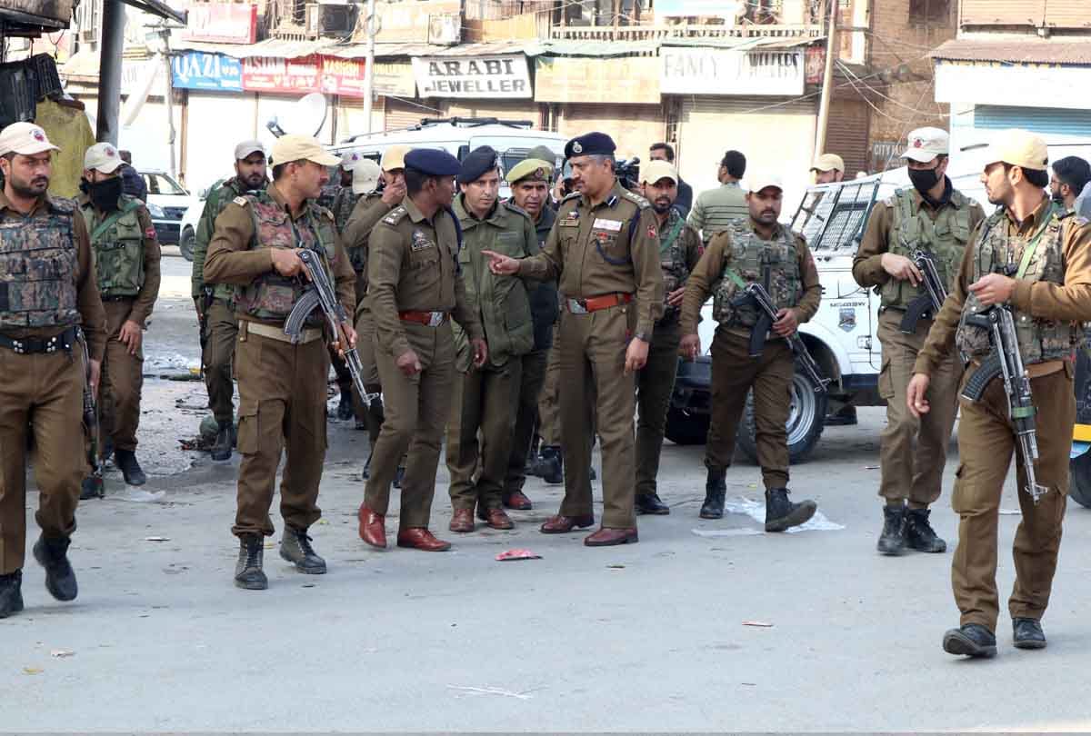 38 Injured and one dead In Grenade Attack In Market On Maulana Azad Road In Srinagar Kashmir