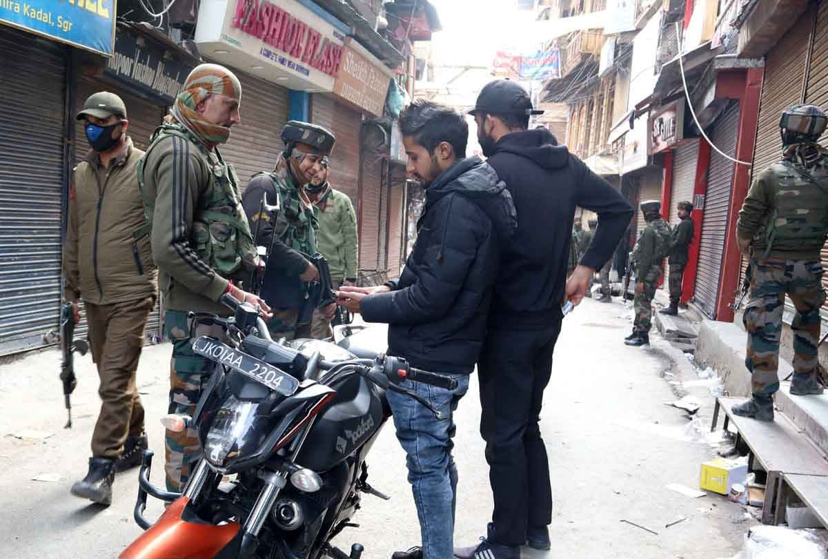 more than 20 injured in grenade attack in market on Maulana Azad road in Srinagar