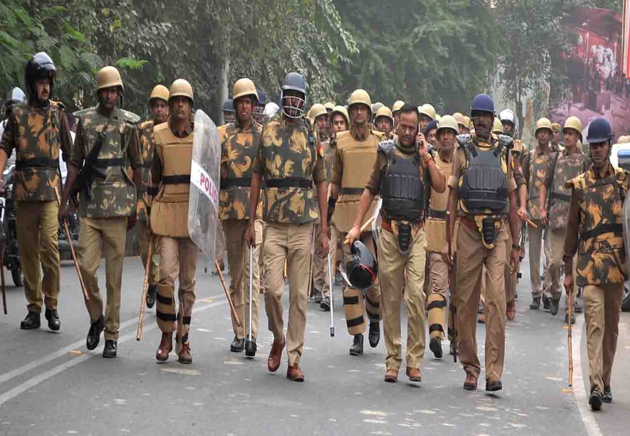 dispute between lawyers and police in kanpur, CO's car broken