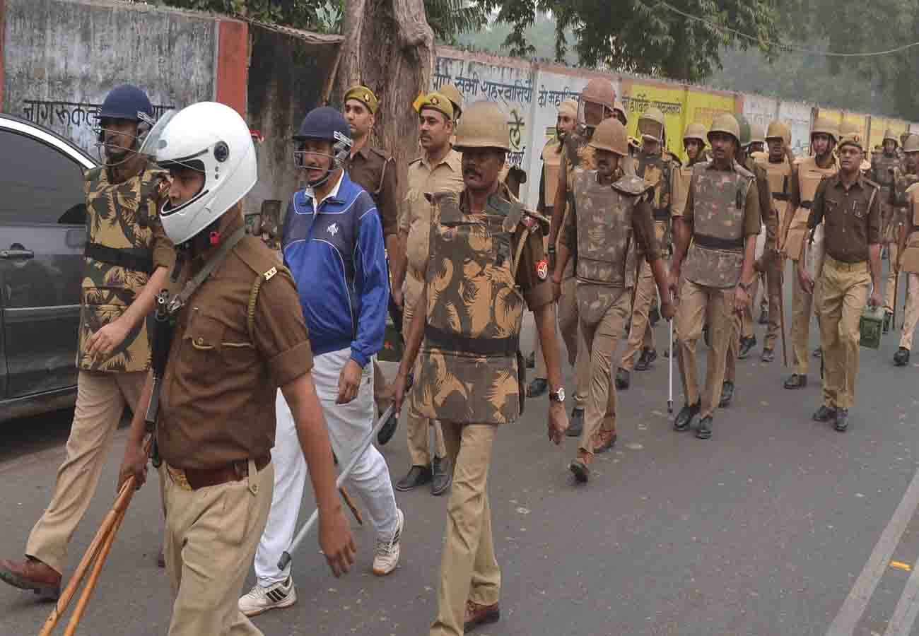 dispute between lawyers and police in kanpur, CO's car broken