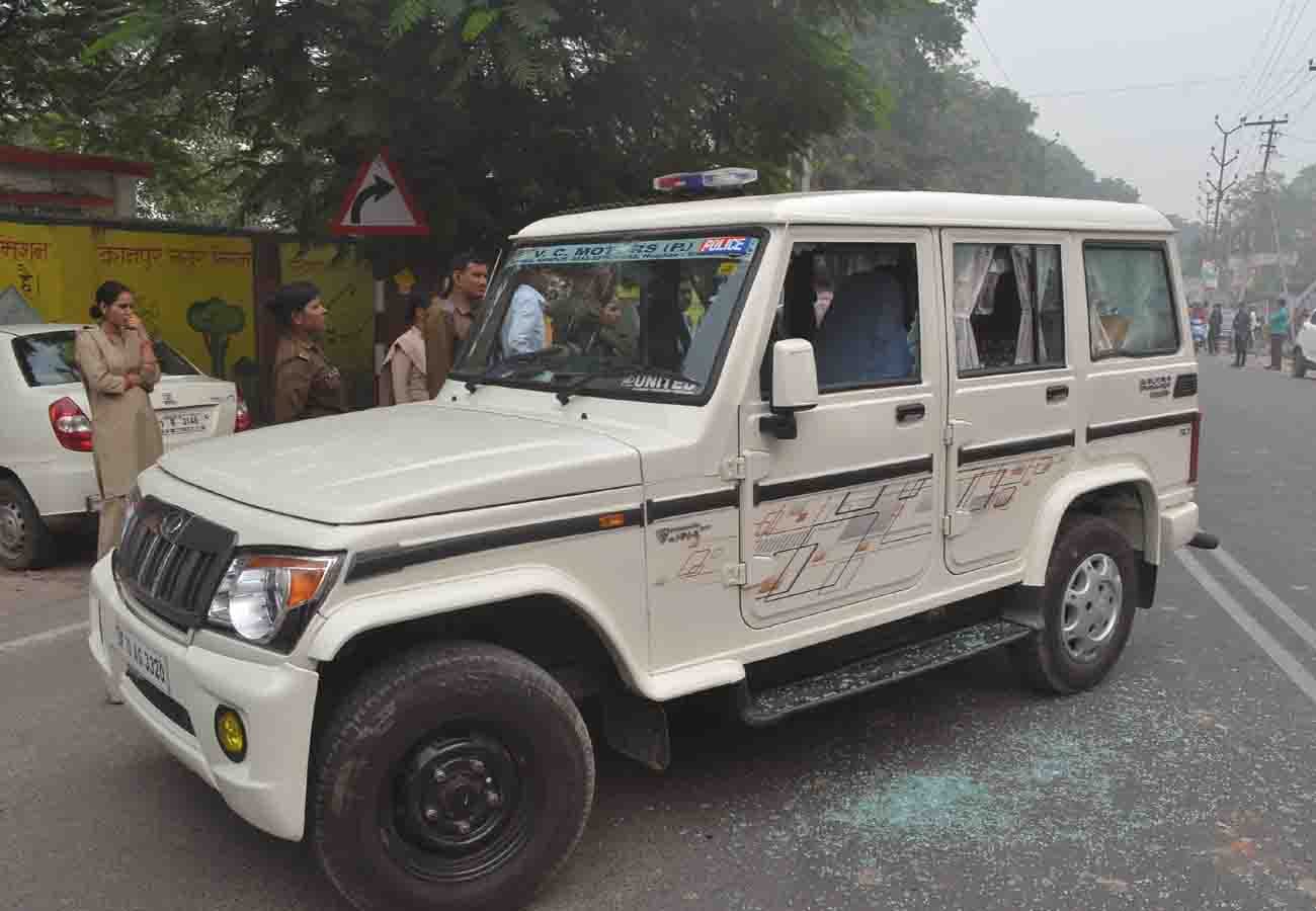 dispute between lawyers and police in kanpur, CO's car broken