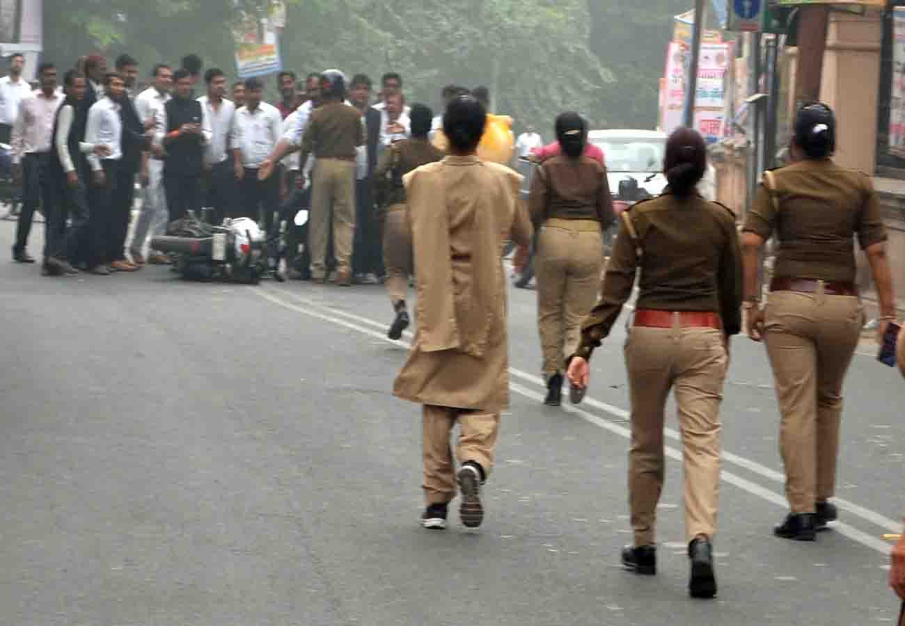 dispute between lawyers and police in kanpur, CO's car broken