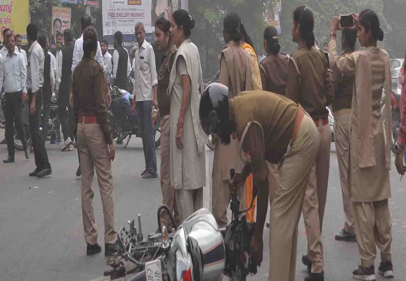 dispute between lawyers and police in kanpur, CO's car broken