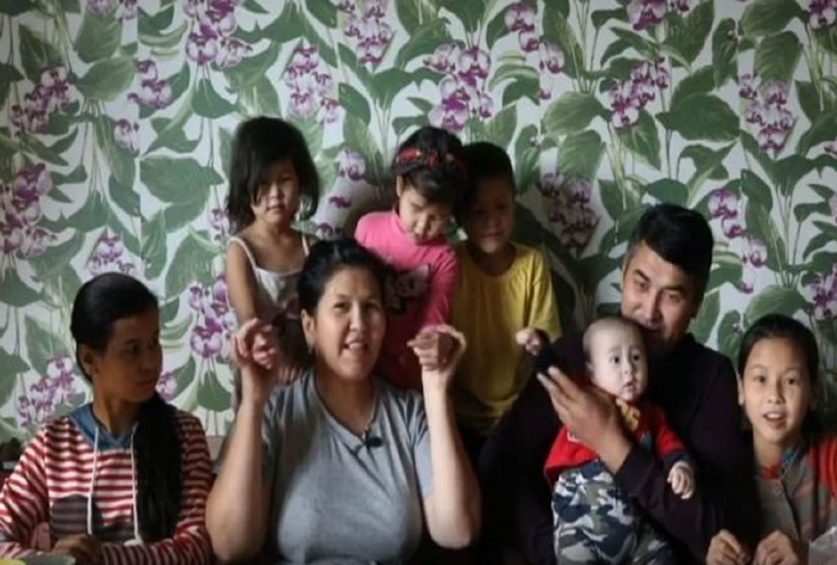 Mother gets gold medal for having more than seven children in Kazakhstan