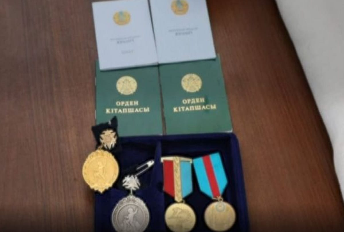 Mother gets gold medal for having more than seven children in Kazakhstan