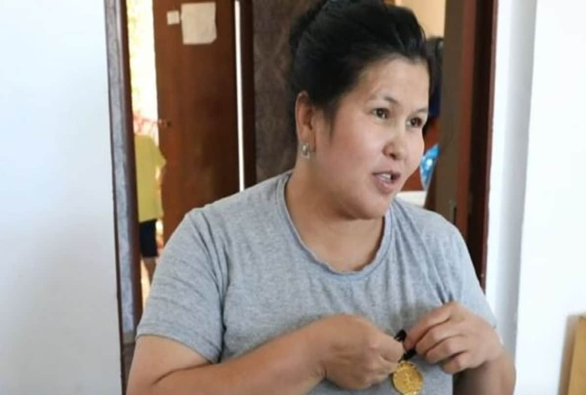 Mother gets gold medal for having more than seven children in Kazakhstan