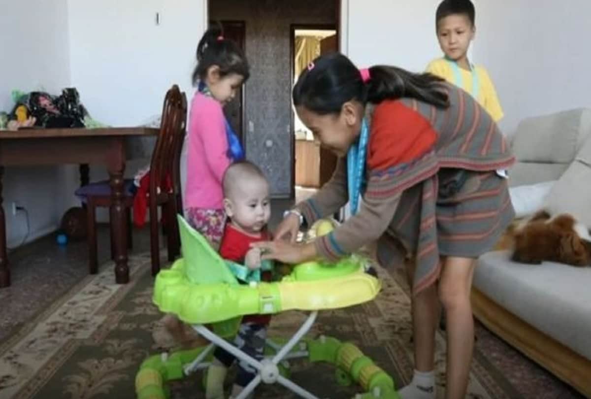 Mother gets gold medal for having more than seven children in Kazakhstan