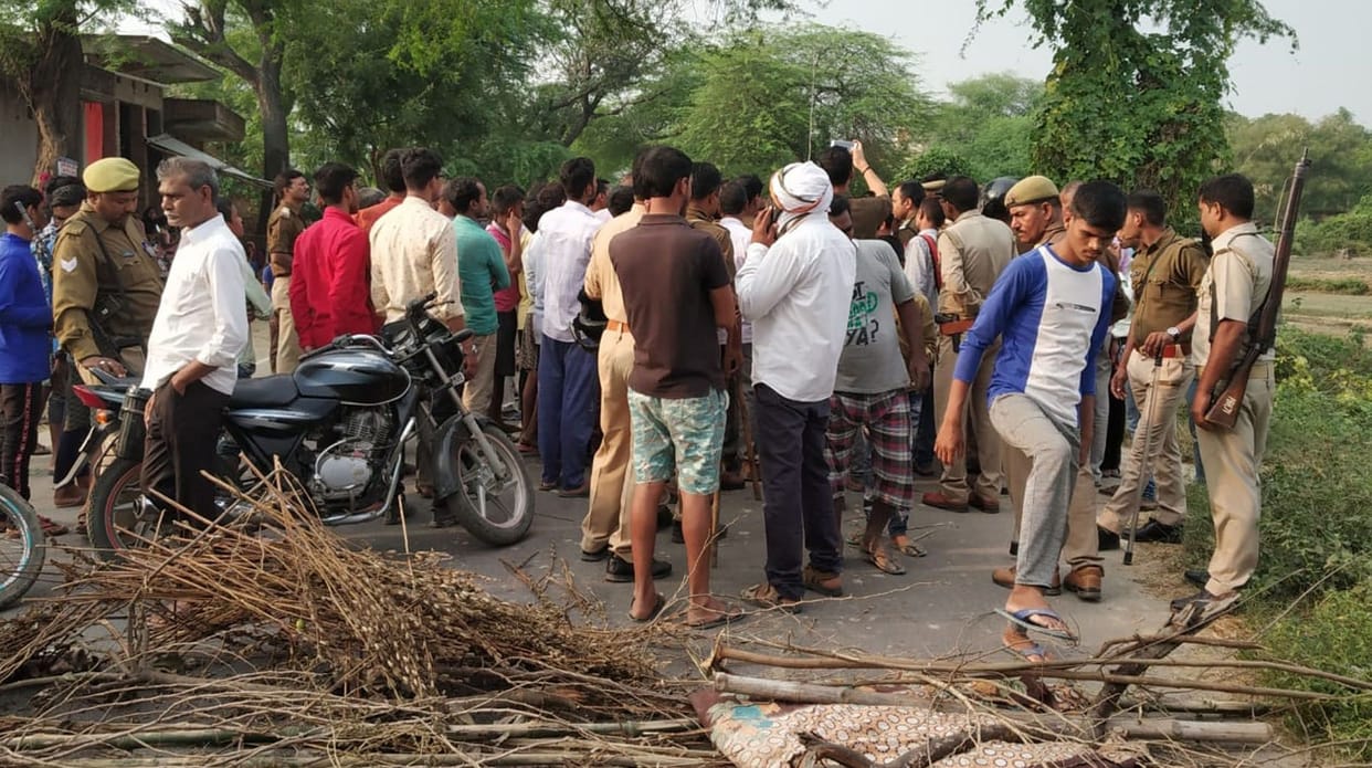 Villagers jammed the dead body by placing the dead body on the road