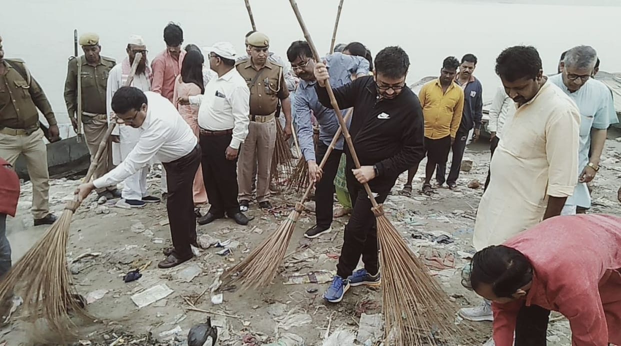 DM gave the message of Ganga cleanliness by sweeping the coast