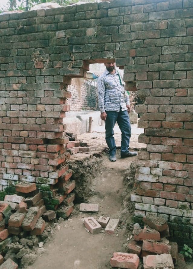 Four animals were stolen by placing a wall in the enclosure wall
