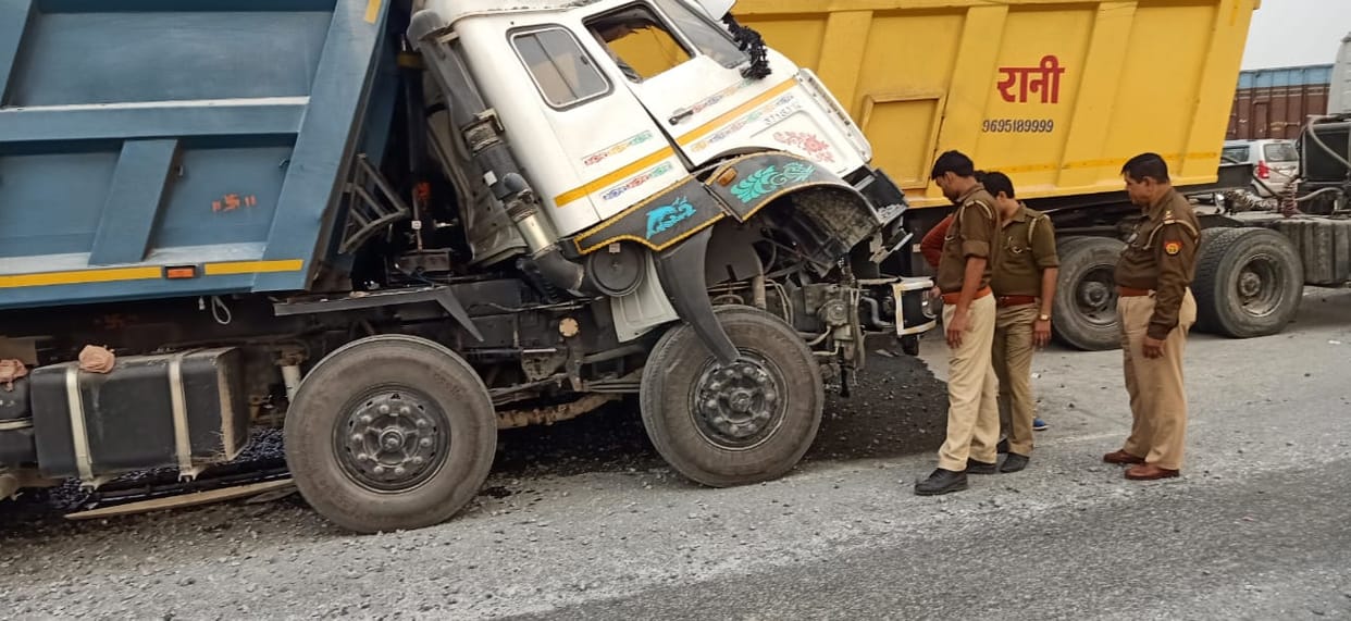 Dumper thrashed driver and cleaner changing truck tire