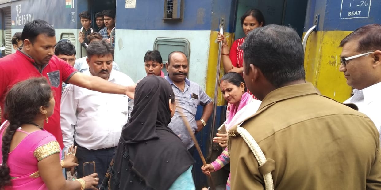 Women clamber to go to the toilet, got off the train
