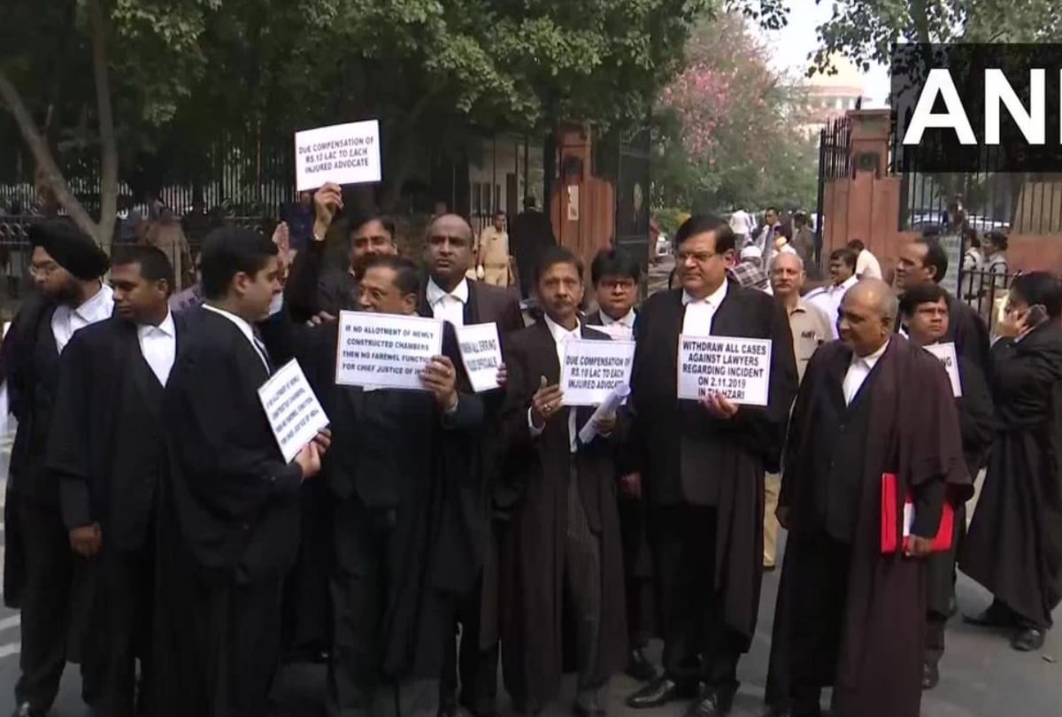 Lawyers protest outside supreme court, demands 10 lakh compensation for tis hazari victim lawyers
