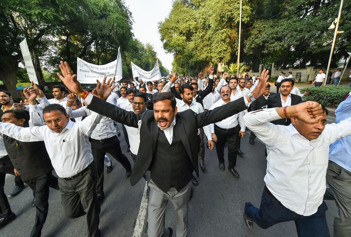Tis Hazari Court Case: Lawyers beating up Police, Public and Journalists