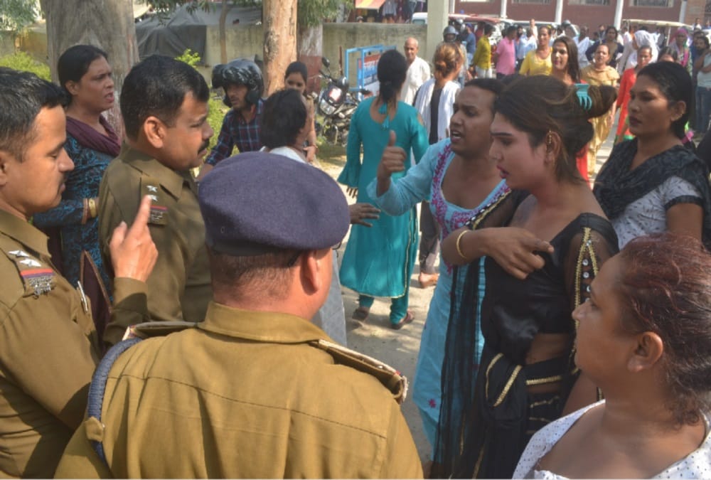 Transgender Two Groups Fight in roorkee kotwali for badhaai places