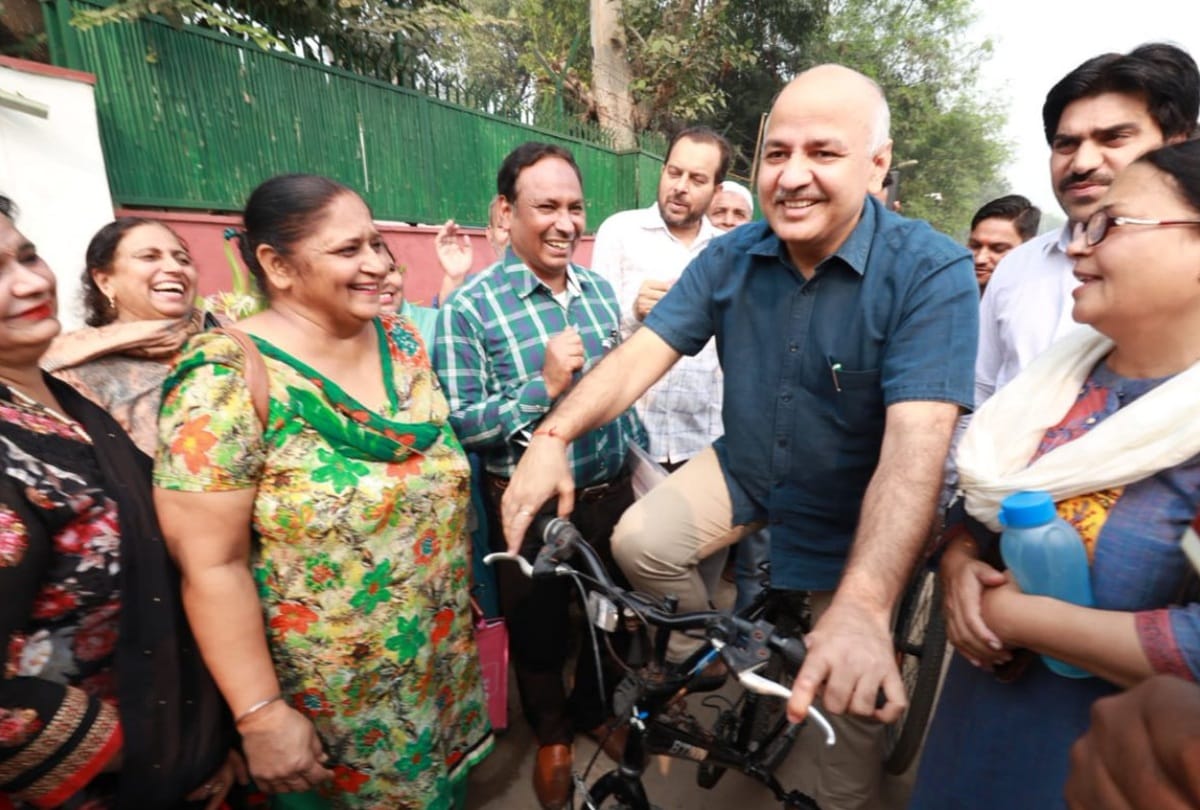 odd even scheme 2019 CM kejriwal pools car with ministers manish sisodia opts cycle