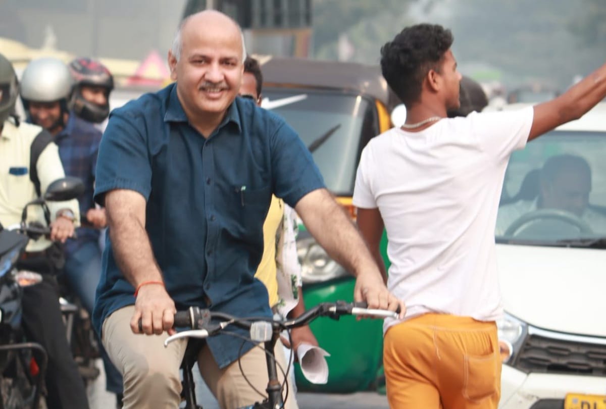 odd even scheme 2019 CM kejriwal pools car with ministers manish sisodia opts cycle