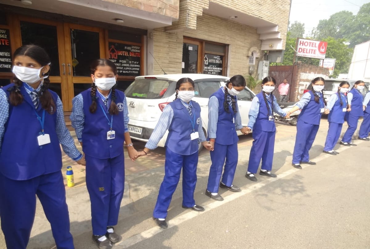 school student protest on road against stubble burning plead to farmers