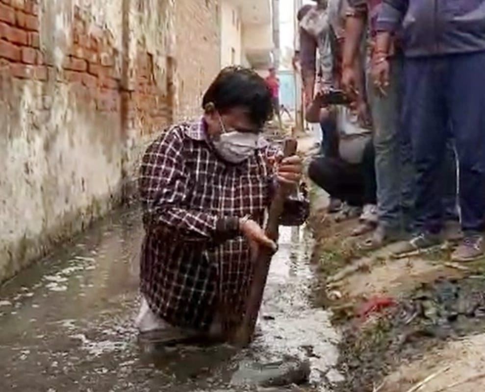 MP minister pradyumn singh tomar landed in drain to clean it by own