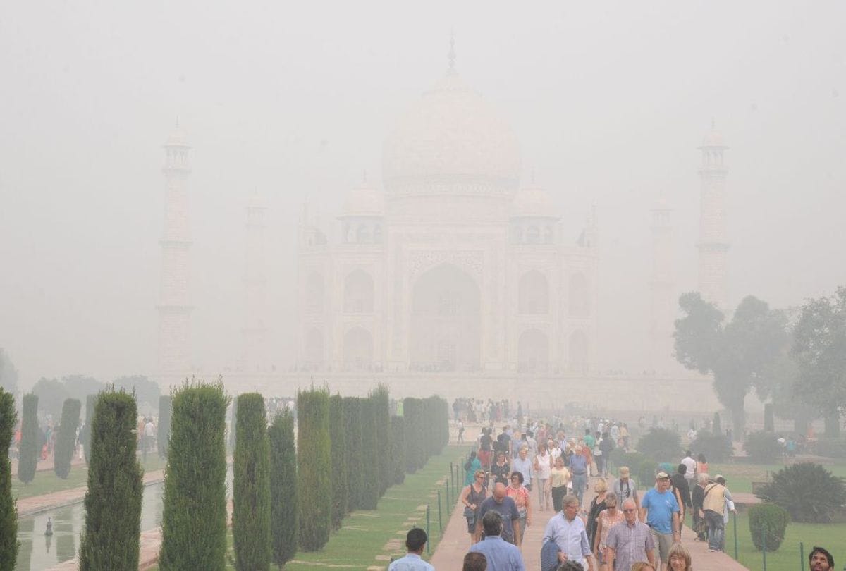 smog cover taj mahal due to air pollution in agra