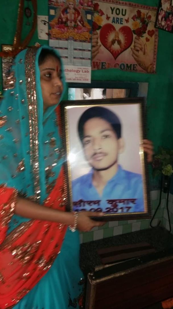the women marriage with dead lover's photo