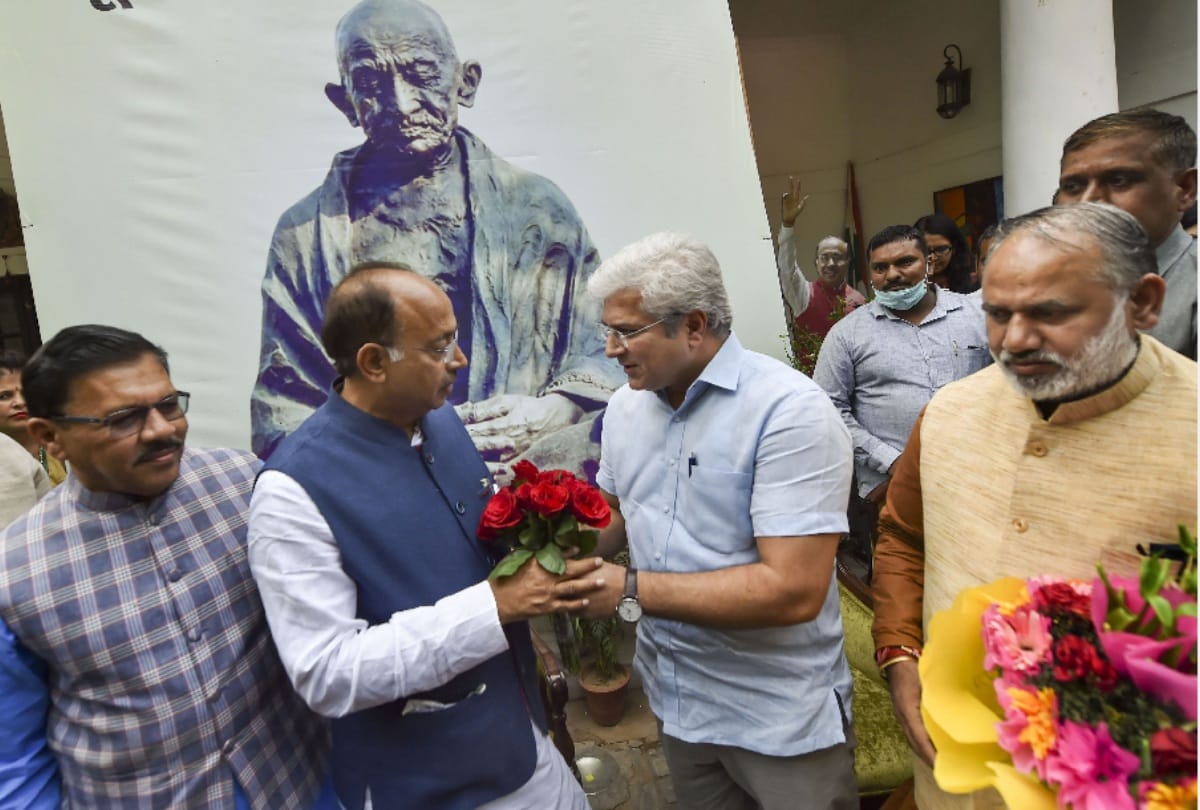 odd even scheme 2019 to protest against it vijay goel took odd car on even day fined 4000 rupees