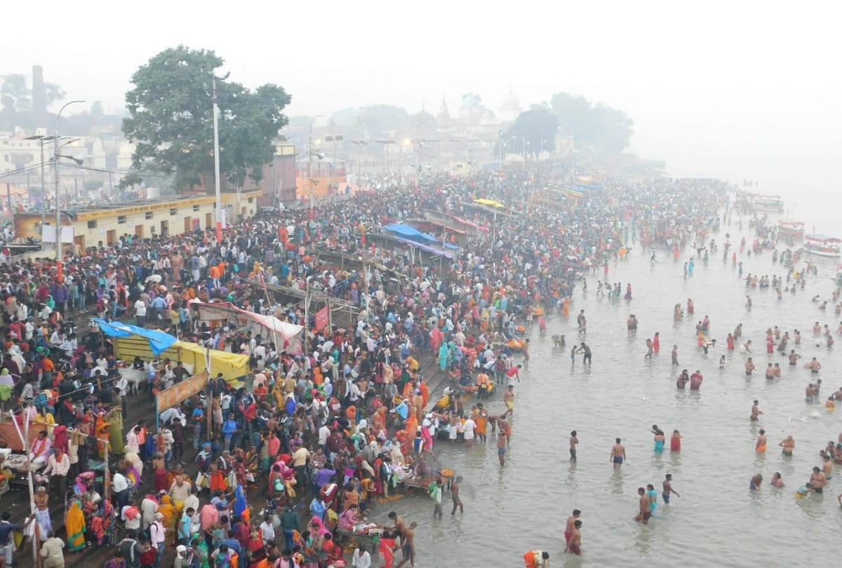 Ayodhya 14 kosi parikrama Crowd of devotees gathered to bath in Saryu