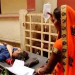 रेजीडेंट डॉक्टरों की हड़ताल से परेशान मरीज व परिजन।