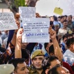 विरोध जताते दिल्ली पुलिसकर्मी