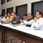 प्रेस वार्ता के दौरान मौजूद विपक्षी दल के नेता
