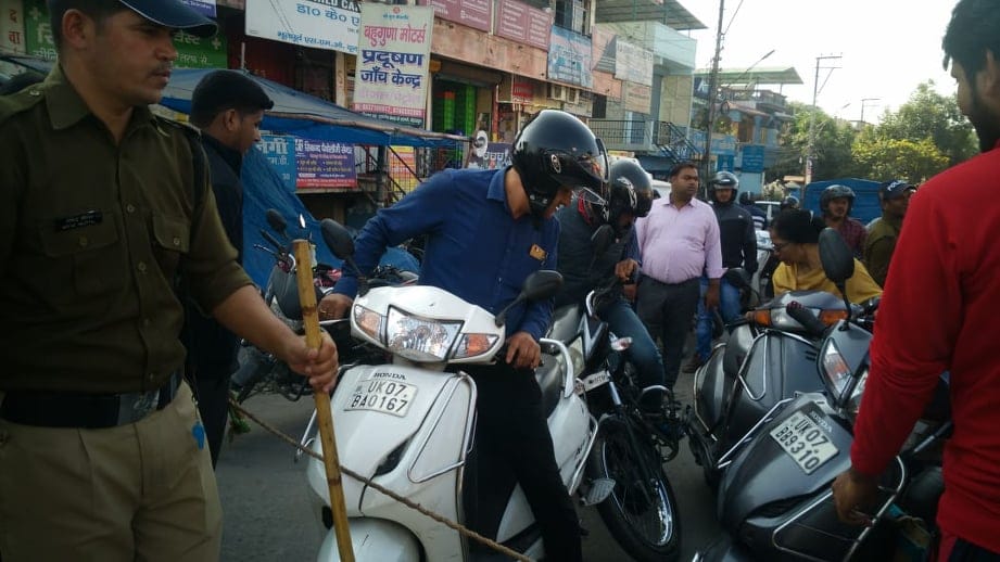 Heavy Traffic Jam during Human chain of 50 Kilometers Against single Use Plastic in dehradun