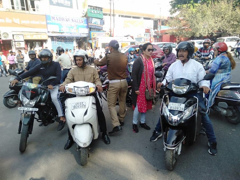 Heavy Traffic Jam during Human chain of 50 Kilometers Against single Use Plastic in dehradun
