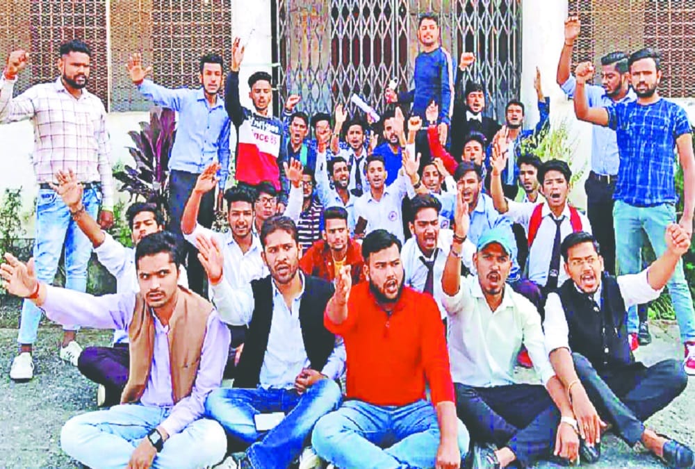 Students protest against fee increase from garhwal university