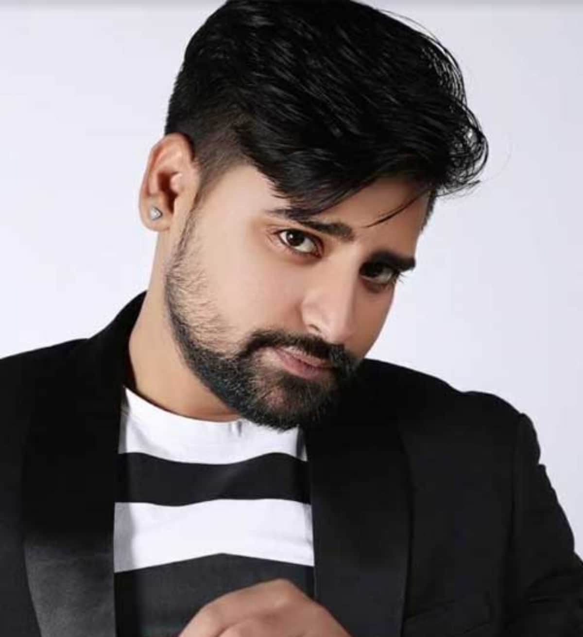 Bhojpuri Actor Rakesh Mishra Beaten when Delaying in Program