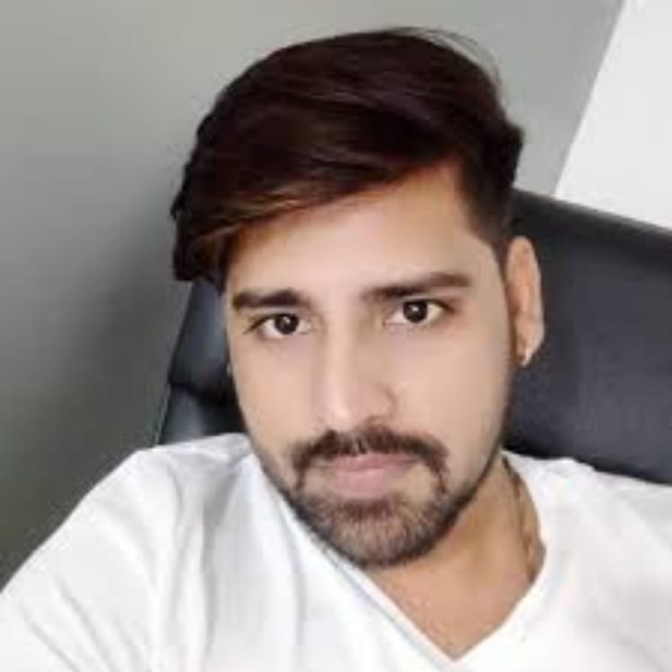 Bhojpuri Actor Rakesh Mishra Beaten when Delaying in Program