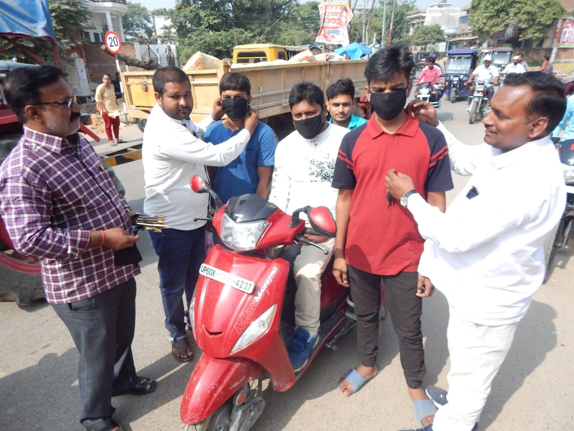 People aware of pollution by distributing masks